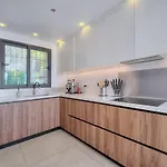 Villa Luxury Getaway - Modern With Pool And Ac