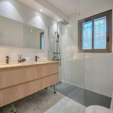 Luxury Getaway - Modern With Pool And Ac Villa