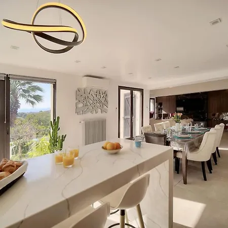 Villa Luxury Getaway - Modern With Pool And Ac