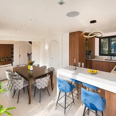 Vila Luxury Getaway - Modern With Pool And Ac