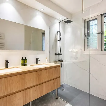 Vila Luxury Getaway - Modern With Pool And Ac