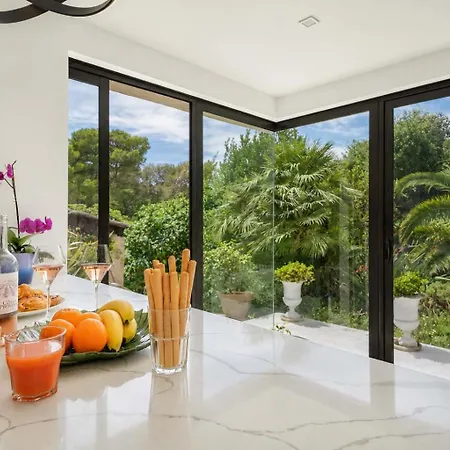 Vila Luxury Getaway - Modern With Pool And Ac *