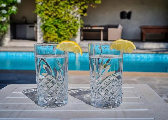 Luxury Getaway - Modern With Pool And Ac Villa *